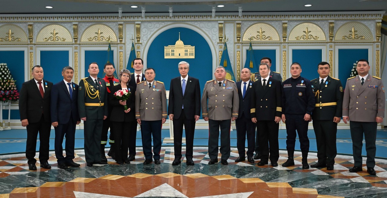 Токаев вручил госнаграды казахстанским спасателям