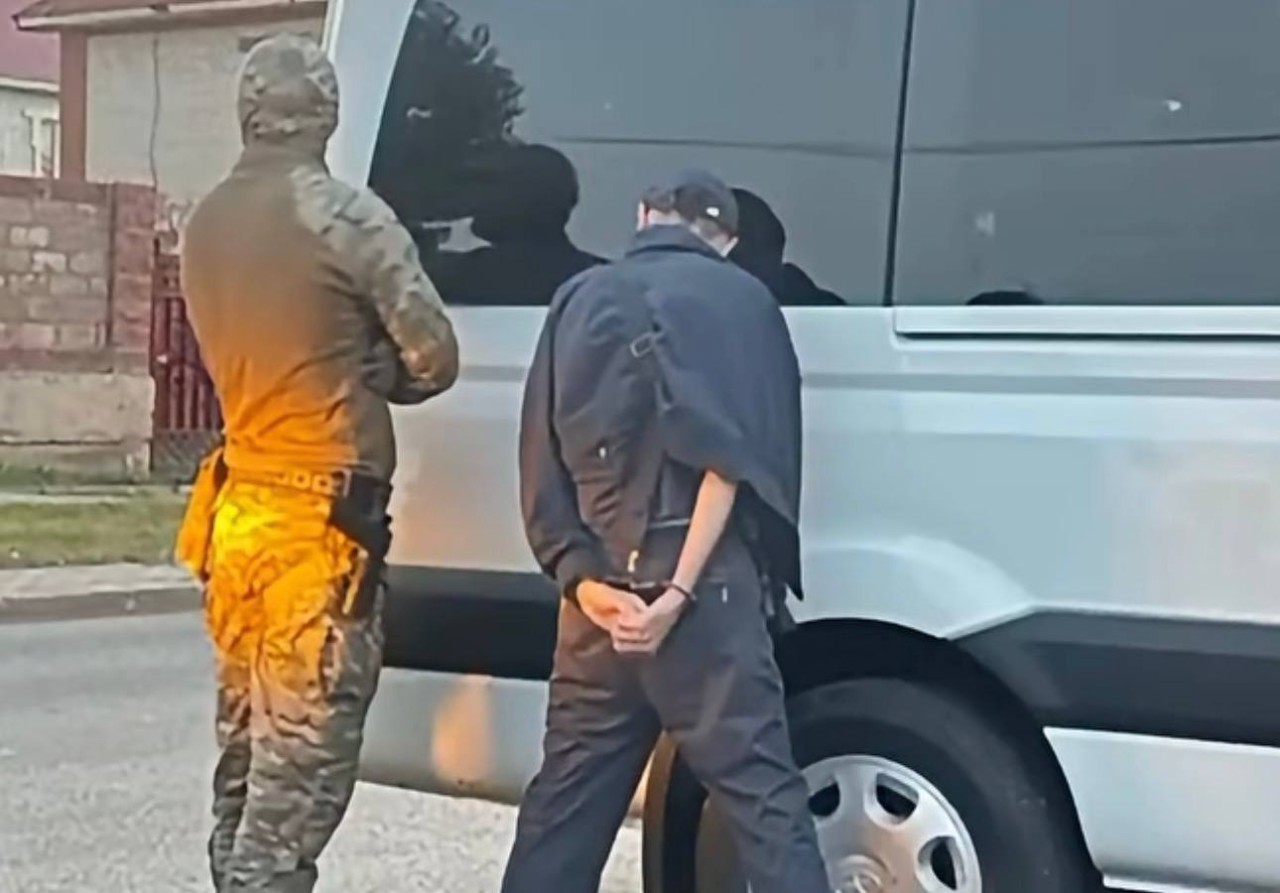 Трое действовали сообща: в Астане задержали подозреваемых в краже на рынке - ВИДЕО