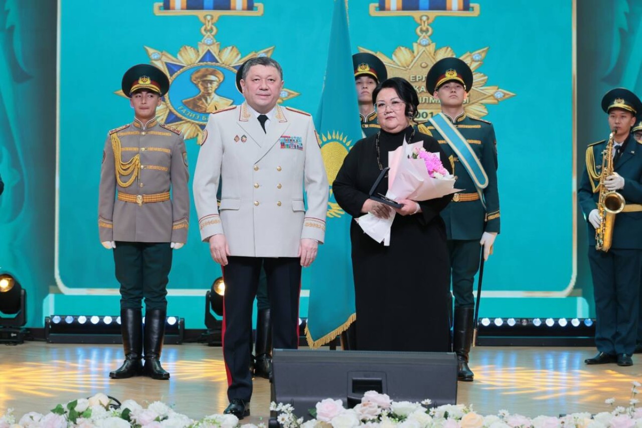 Первую медаль имени Газиза Байтасова вручили супруге героя