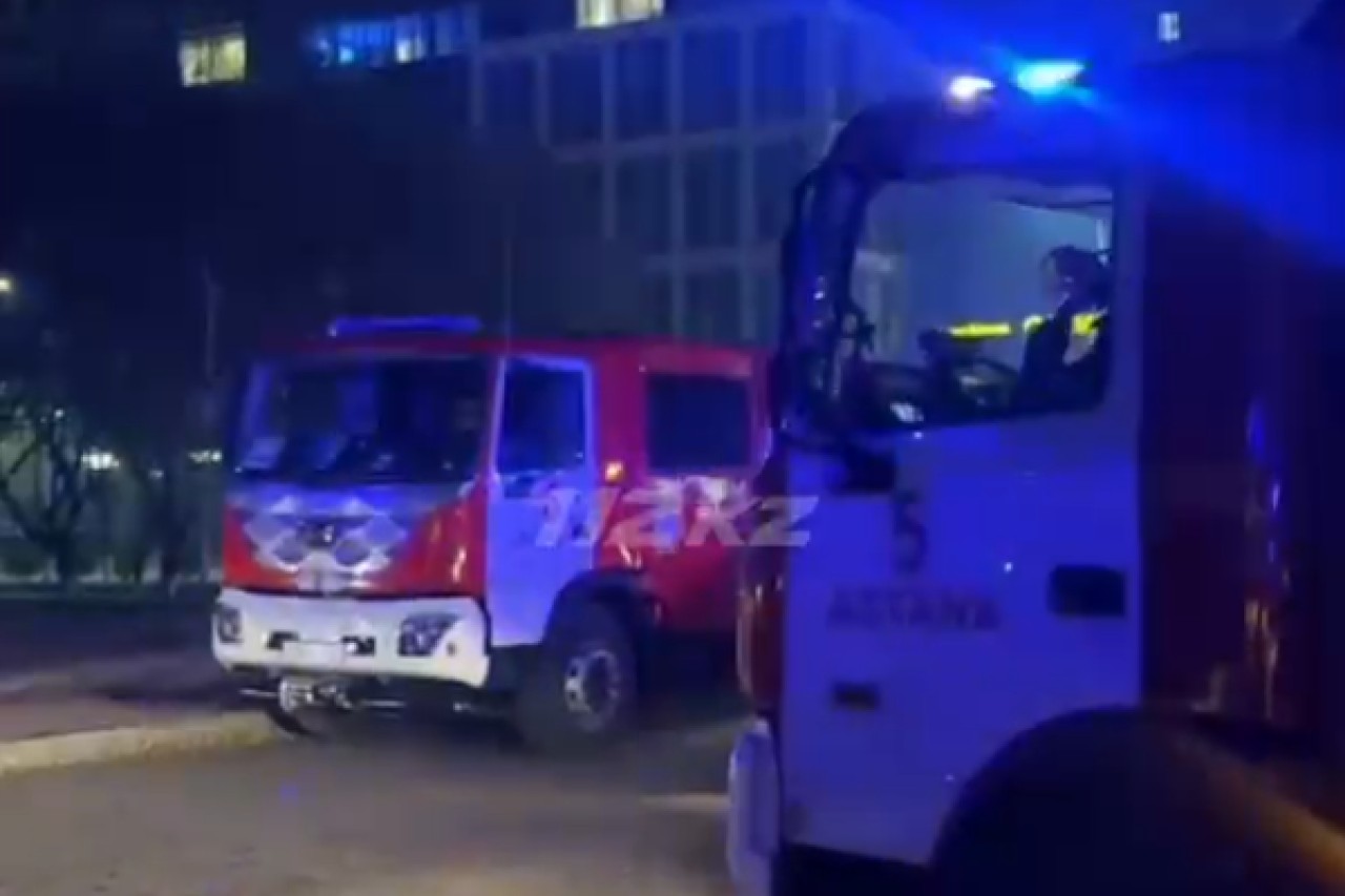 В Астане пожарные спасли 32 жильцов из задымленного дома